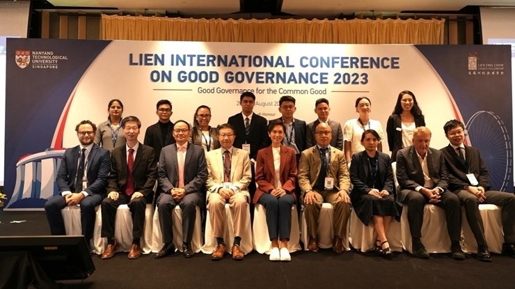 與會(huì)嘉賓和新書的編者及章節(jié)作者合影。新加坡南洋理工大學(xué)供圖