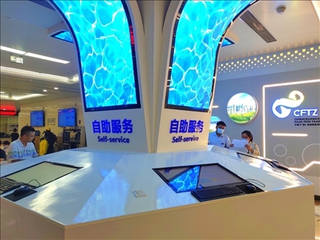 市民在中國（廣西）自由貿(mào)易區(qū)南寧片區(qū)綜合服務(wù)大廳辦理業(yè)務(wù)。人民網(wǎng) 付華周攝