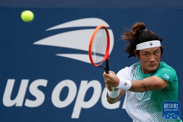 張之臻在比賽中回球。新華社記者 劉杰 攝