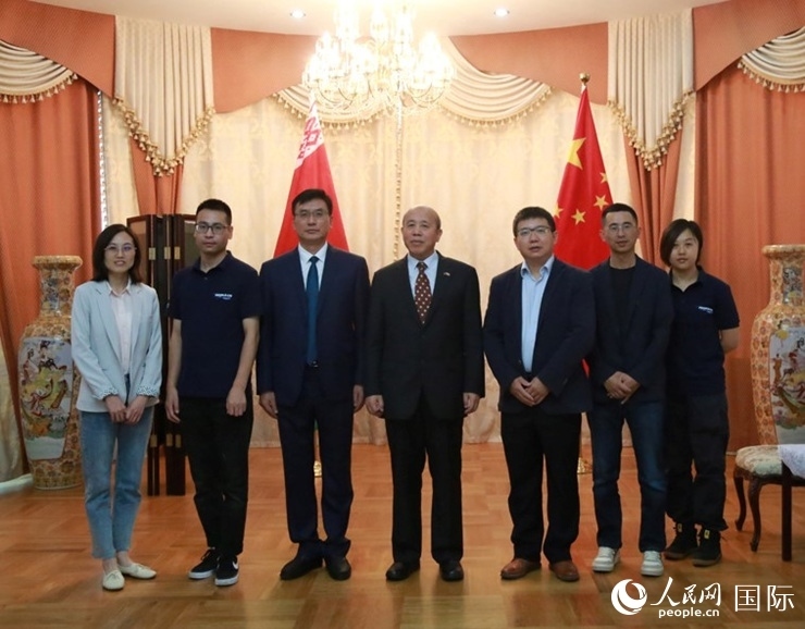 謝小用大使與人民網記者合影。