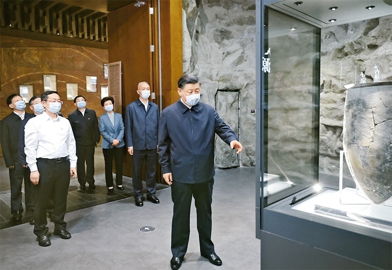 2023年6月2日，中共中央總書記、國家主席、中央軍委主席習(xí)近平在北京出席文化傳承發(fā)展座談會(huì)并發(fā)表重要講話。這是座談會(huì)前，習(xí)近平2日下午在中國歷史研究院考察。 新華社記者 鞠鵬/攝