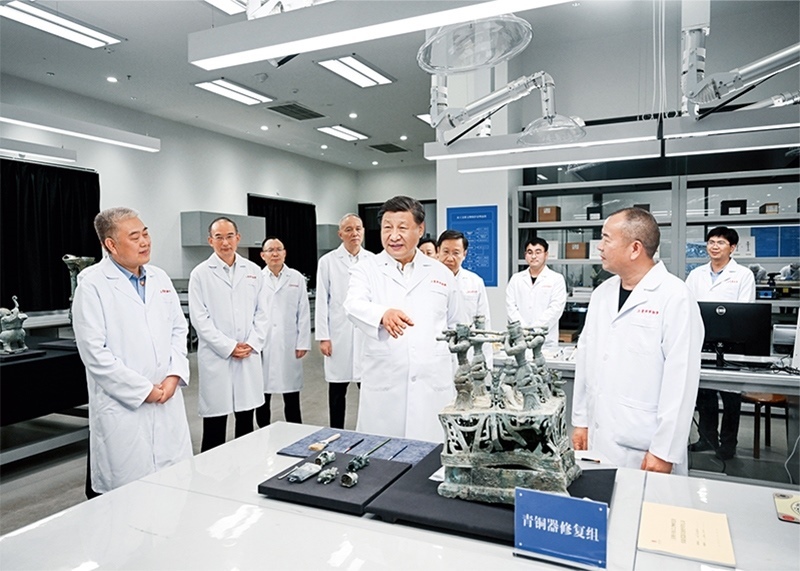 2023年7月25日至27日，中共中央總書記、國家主席、中央軍委主席習(xí)近平在四川考察。這是26日下午，習(xí)近平在位于德陽市廣漢市的三星堆博物館文物保護(hù)與修復(fù)館，同現(xiàn)場(chǎng)工作人員親切交流。 新華社記者 謝環(huán)馳/攝