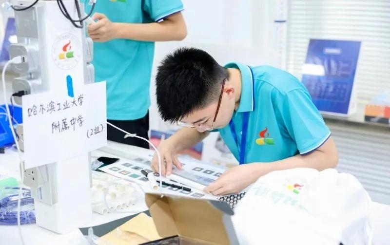 △今年7月，“逐夢(mèng)蒼穹”科技主題教育活動(dòng)在北京市八一學(xué)校舉辦。來(lái)自全國(guó)各地的百余名師生，在動(dòng)手實(shí)踐中學(xué)習(xí)航天知識(shí)、提高創(chuàng)新能力。