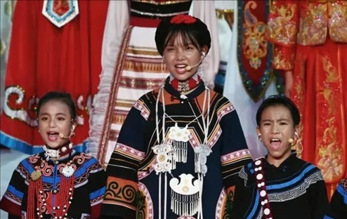 △今年7月，在成都大運(yùn)會(huì)開幕式上，從大山深處走來(lái)的孩子們，自信地站在舞臺(tái)中央，以歌聲表達(dá)對(duì)未來(lái)的憧憬。