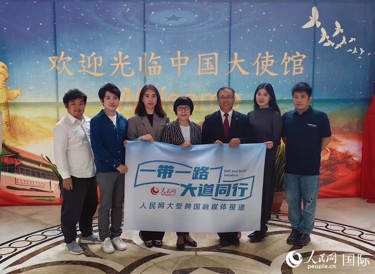 崔建春大使（右三）與人民網(wǎng)記者合影。