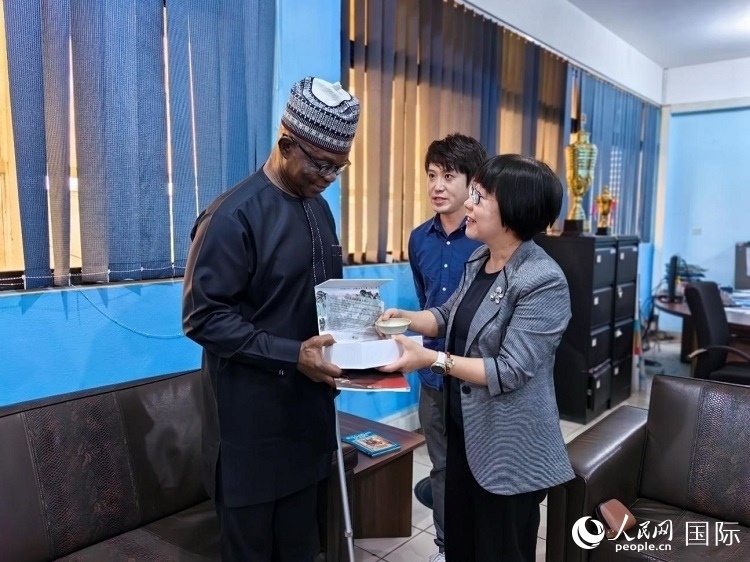 人民網(wǎng)監(jiān)事會主席唐維紅（右一）帶隊訪問尼日利亞通訊社，與該社總裁布克·龐勒（左一）交流。人民網(wǎng)記者 陳星星攝