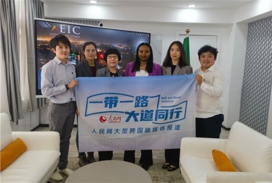 埃塞俄比亞投資委主任萊利斯（右三）、萬(wàn)巧云（左二）與人民網(wǎng)記者合影。