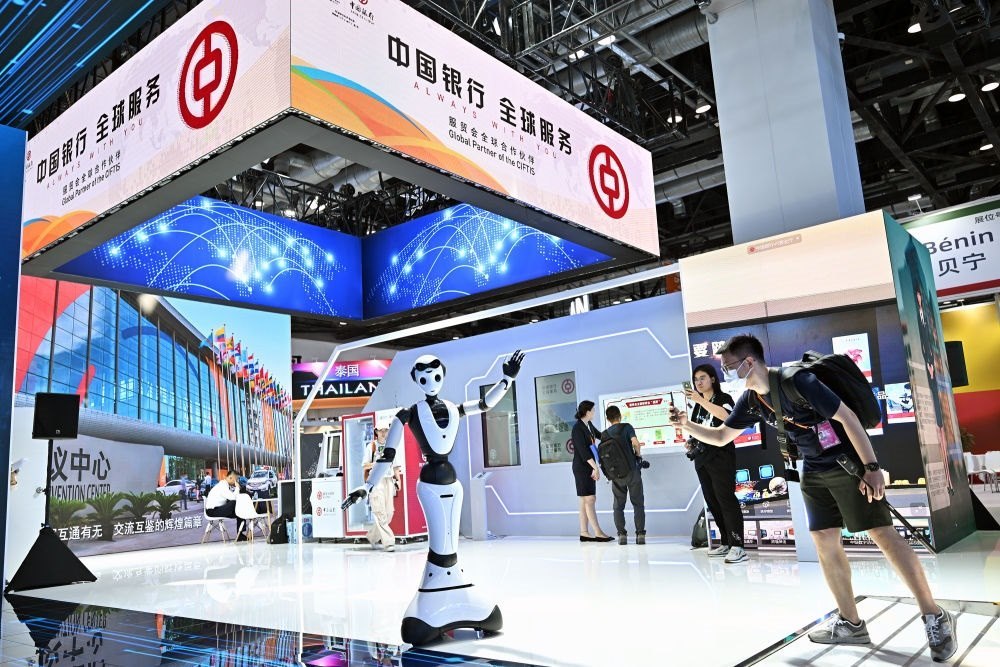 9月1日，媒體記者在國家會(huì)議中心中國銀行展臺(tái)拍攝一款迎賓接待機(jī)器人。新華社記者 李鑫 攝