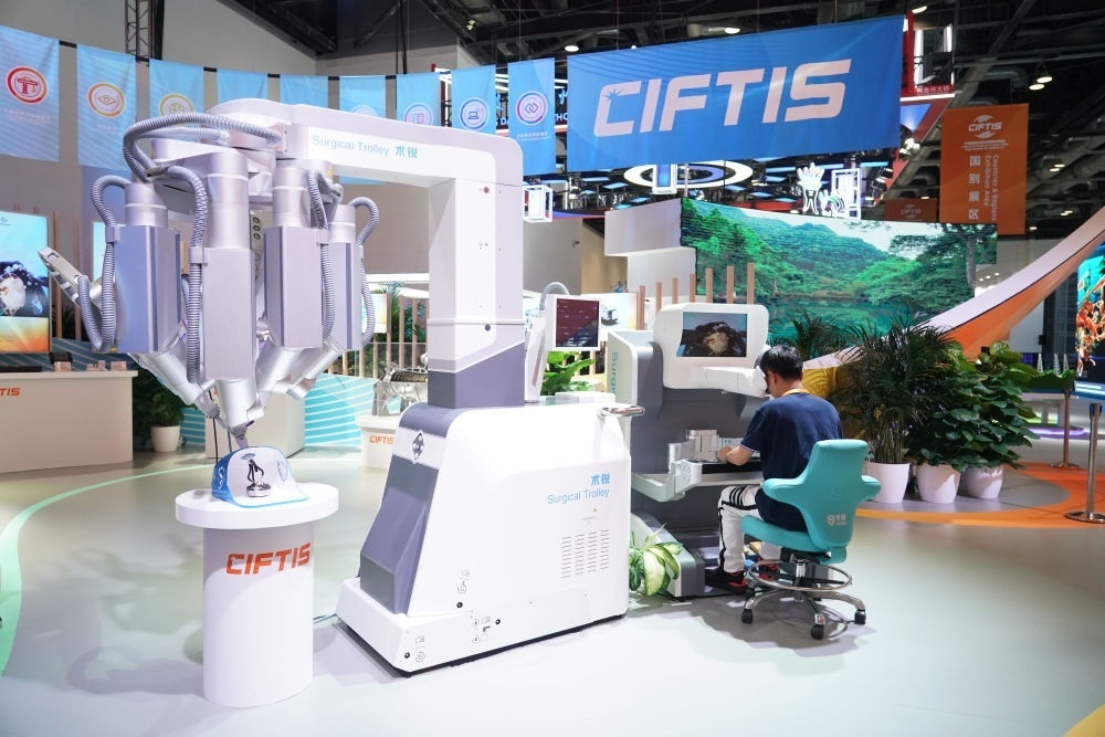 這是9月1日在國家會(huì)議中心拍攝的一款單孔腔鏡手術(shù)機(jī)器人。新華社記者 任超 攝