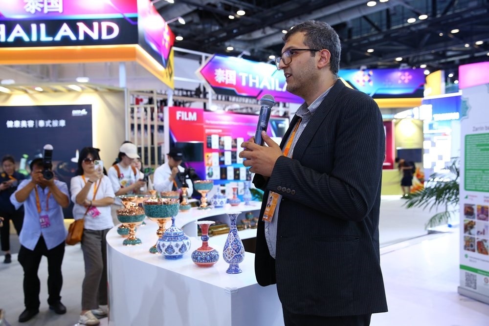 9月1日，參展商在國家會(huì)議中心向媒體記者介紹展臺(tái)信息。新華社記者 孫瑋彤 攝