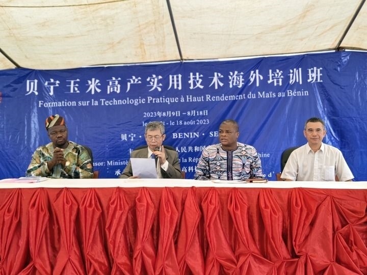 8月9日，2023年貝寧“玉米高產(chǎn)實用技術培訓班”開班儀式在位于塞梅波吉市的中國援貝寧農(nóng)業(yè)技術示范中心舉行。