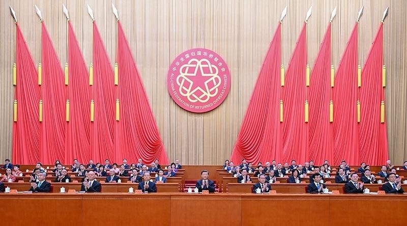 2023年8月31日，第十一次全國(guó)歸僑僑眷代表大會(huì)在北京人民大會(huì)堂開(kāi)幕。習(xí)近平等黨和國(guó)家領(lǐng)導(dǎo)人到會(huì)祝賀