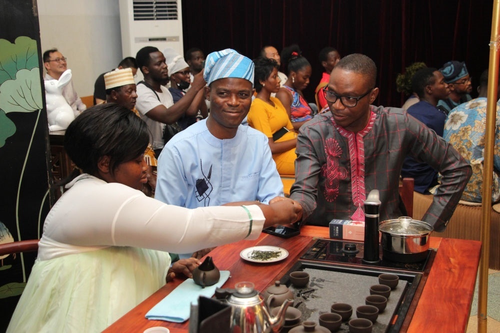 人們在貝寧科托努貝寧中國文化中心“茶和天下·雅集——青島有禮”文化交流活動上品茶。