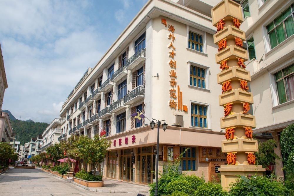 浙江溫州文成縣玉壺鎮(zhèn)是全國(guó)著名僑鄉(xiāng)。近年來(lái)，當(dāng)?shù)胤e極搭建平臺(tái)，吸引華僑回鄉(xiāng)創(chuàng)業(yè)。圖為該鎮(zhèn)的海外人才創(chuàng)業(yè)示范街