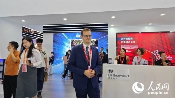 9月2日，英國館館長、英國商業(yè)貿(mào)易部市場推廣主管康鵬接受人民網(wǎng)記者采訪。人民網(wǎng)記者 趙雯博攝