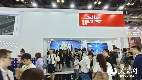 9月3日，英國館吸引參展觀眾駐足。人民網(wǎng)記者 趙雯博攝