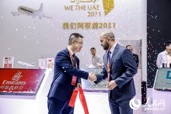 9月3日，阿聯(lián)酋駐華大使館臨時代辦、副館長哈利德·沙赫參贊與中國貿(mào)促會聯(lián)絡(luò)部二級巡視員楊曉軍揭幕阿聯(lián)酋國家館。圖片由阿聯(lián)酋駐華大使館提供