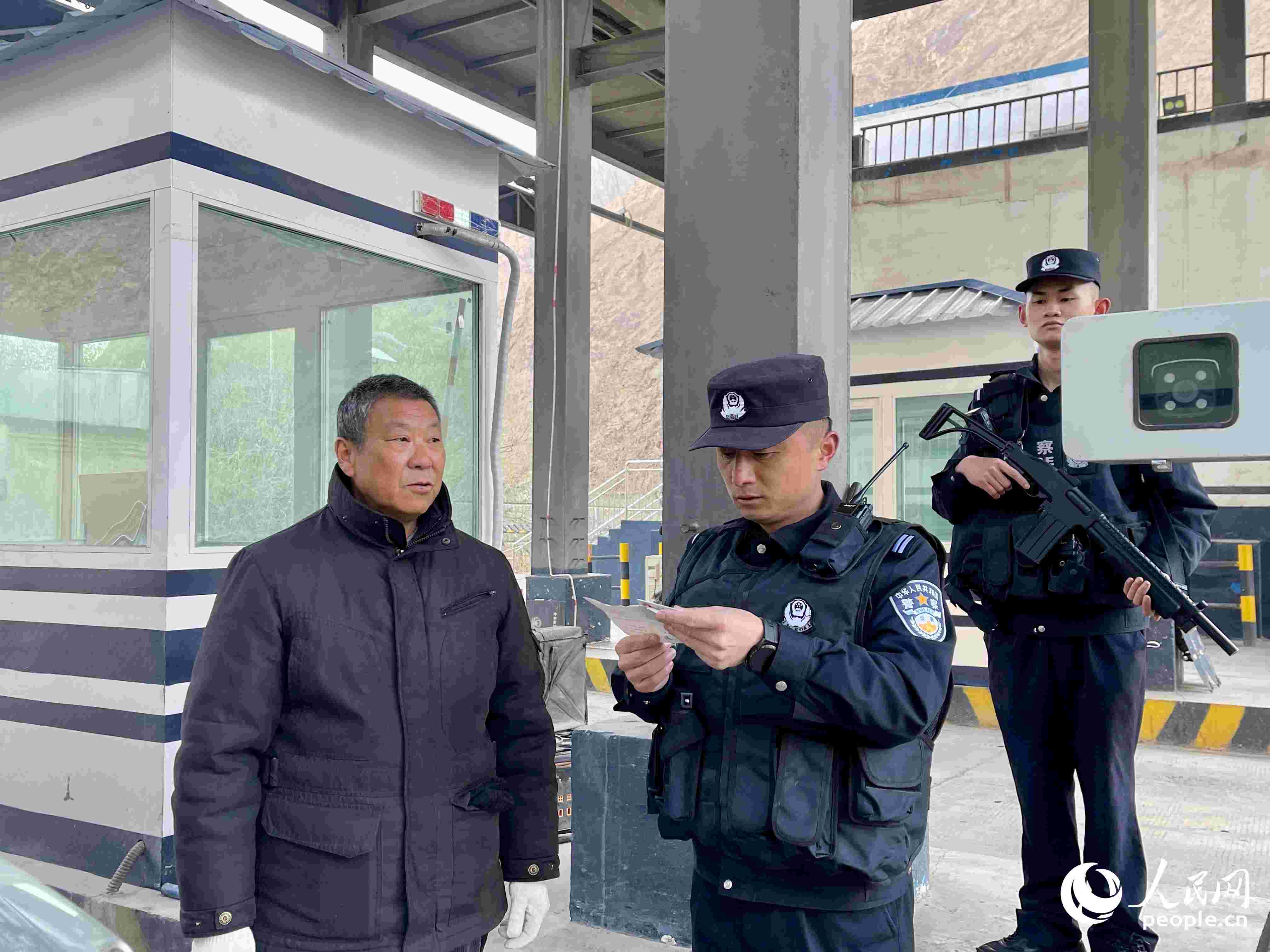 2023年5月10日，在庫地邊境檢查站，陳暢核對進(jìn)出邊境管理區(qū)人員信息。人民網(wǎng) 周靜圓攝