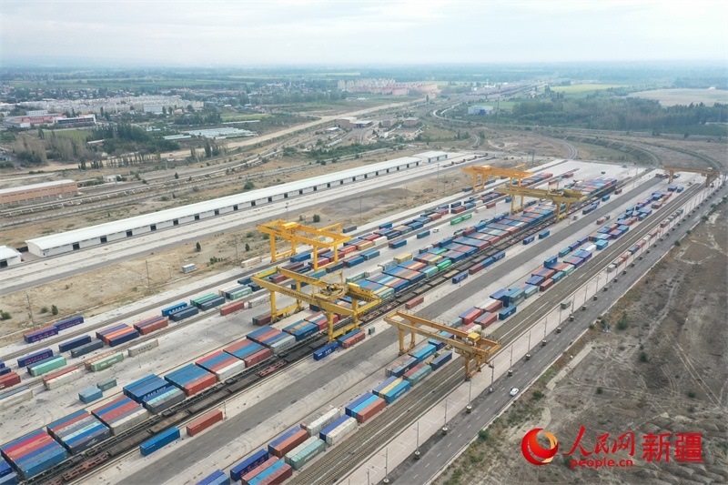 8月8日，在霍爾果斯口岸換裝廠區(qū)，工人正在進(jìn)行吊箱作業(yè)。 人民網(wǎng)記者 張力洋攝