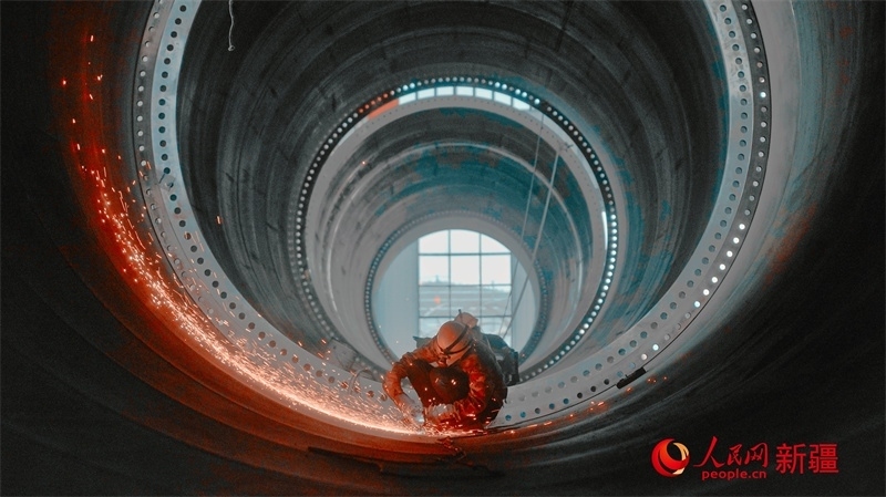 中國水利水電四局（塔城）裝備制造基地，工人們正在開展作業(yè)。 人民網(wǎng) 李欣洋攝