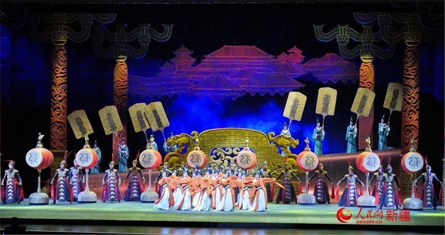 第六屆中國新疆國際民族舞蹈節(jié)開幕式上演出的歷史題材舞劇《張騫》。 人民網(wǎng) 李欣洋攝
