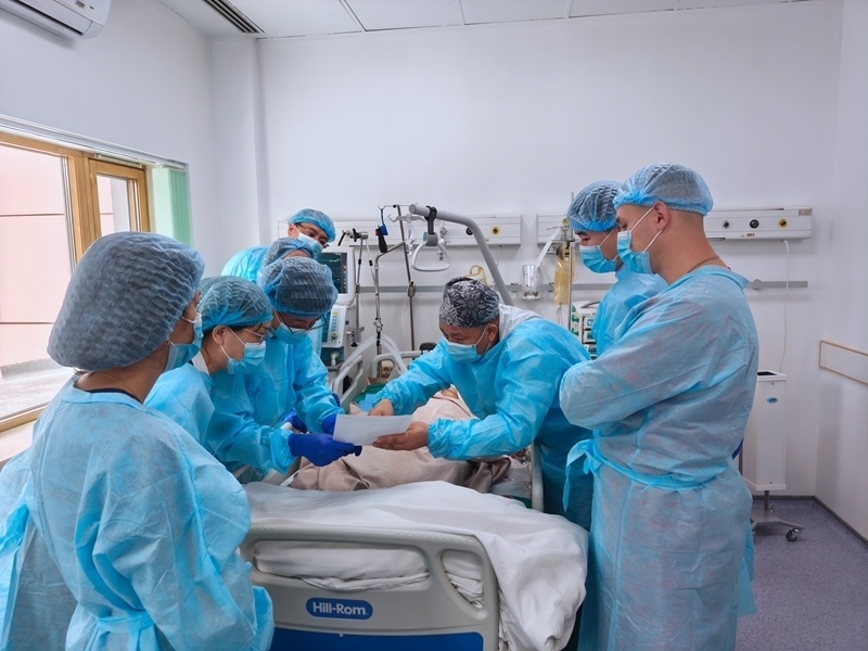 中哈專家團(tuán)隊(duì)完成哈國首例離體肝切和自體肝移植術(shù)。 新疆醫(yī)科大學(xué)第一附屬醫(yī)院供圖