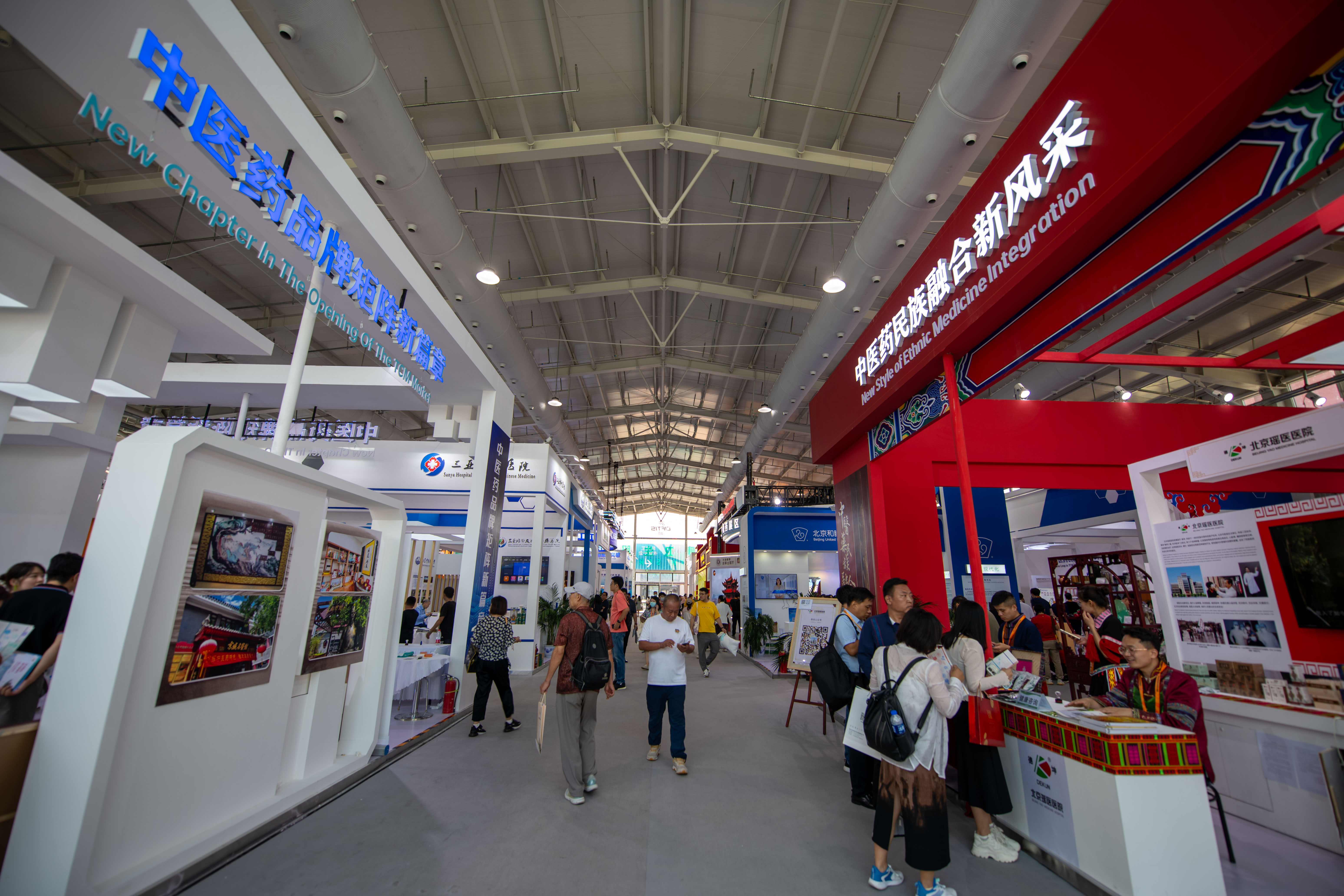 在位于首鋼園的健康衛(wèi)生服務(wù)展區(qū)，觀眾正在參觀。人民網(wǎng)記者 翁奇羽攝