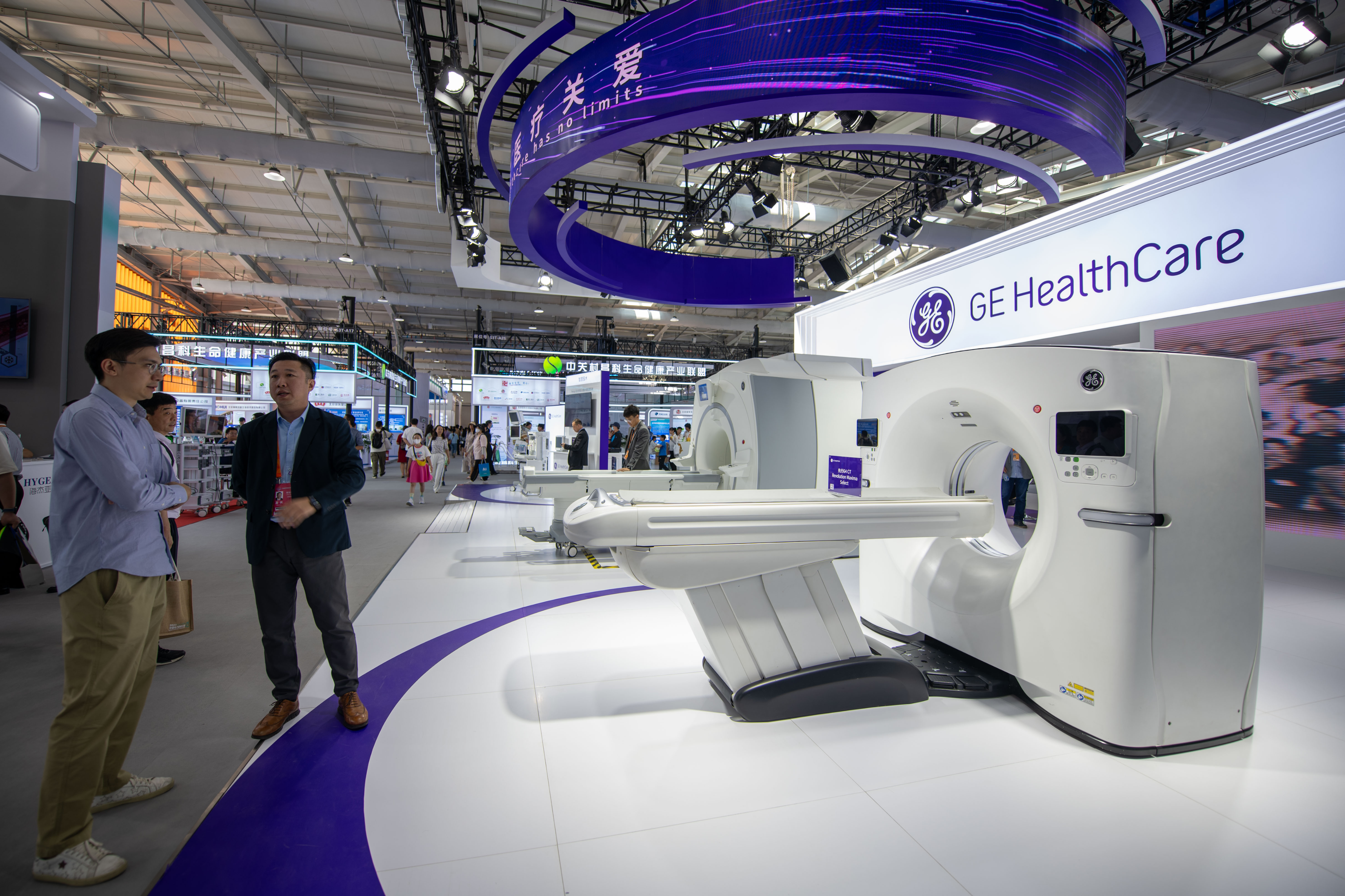 9月3日，在位于首鋼園的健康衛(wèi)生服務(wù)展區(qū)，觀眾正在參觀GE展臺。人民網(wǎng)記者 翁奇羽攝