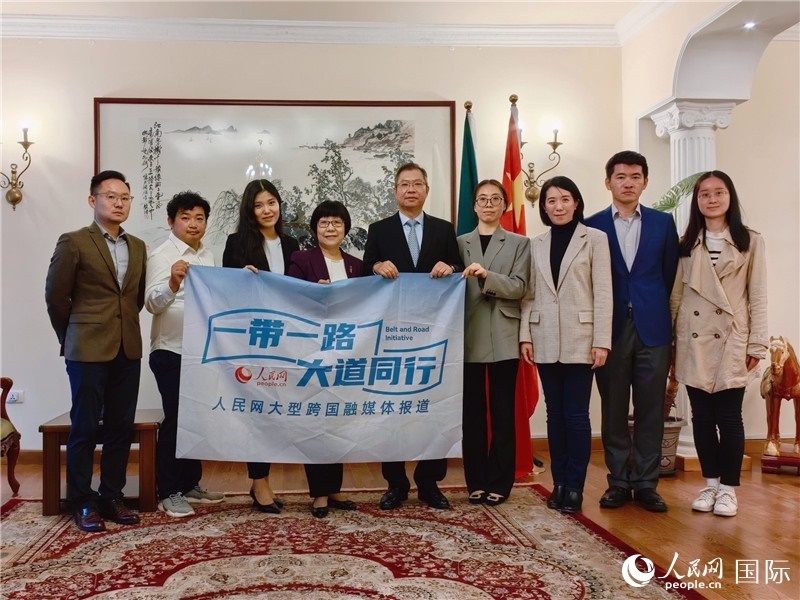 胡長(zhǎng)春大使、駐非盟使團(tuán)工作人員與人民網(wǎng)記者合影。