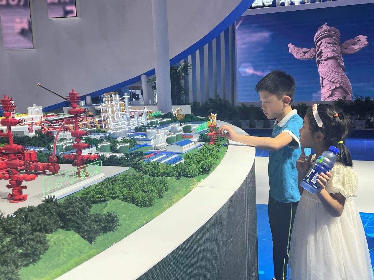 小朋友正在觀看展覽模型。人民網(wǎng) 歐陽(yáng)易佳攝