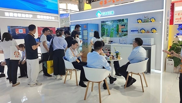 銀行機(jī)構(gòu)“勞動者港灣”的服務(wù)理念，吸引觀展群眾上前咨詢。人民網(wǎng)記者 李彤?dāng)z