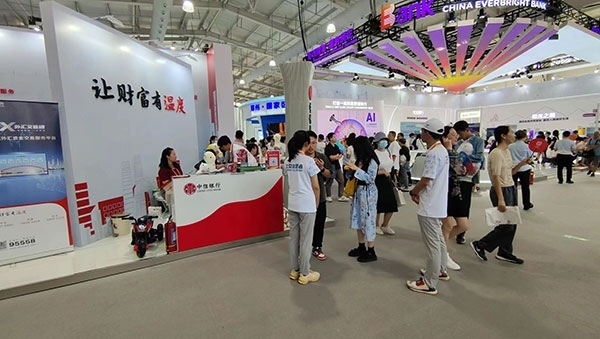 在銀行展臺，“溫度”成為了高頻詞匯。人民網(wǎng)記者 李彤?dāng)z