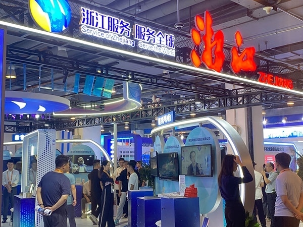 在浙江省交易團(tuán)展區(qū)，數(shù)字支付技術(shù)吸引了觀展群眾的目光。人民網(wǎng)記者 李彤?dāng)z