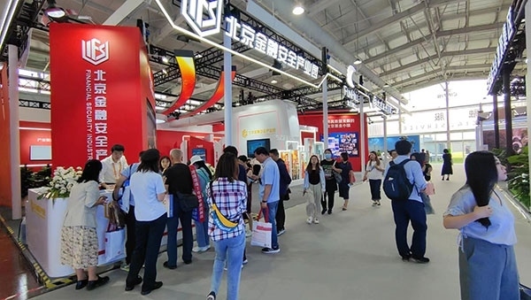 金融安全、投資者教育是金融服務(wù)展區(qū)知識科普的重要展示環(huán)節(jié)。人民網(wǎng)記者 李彤?dāng)z