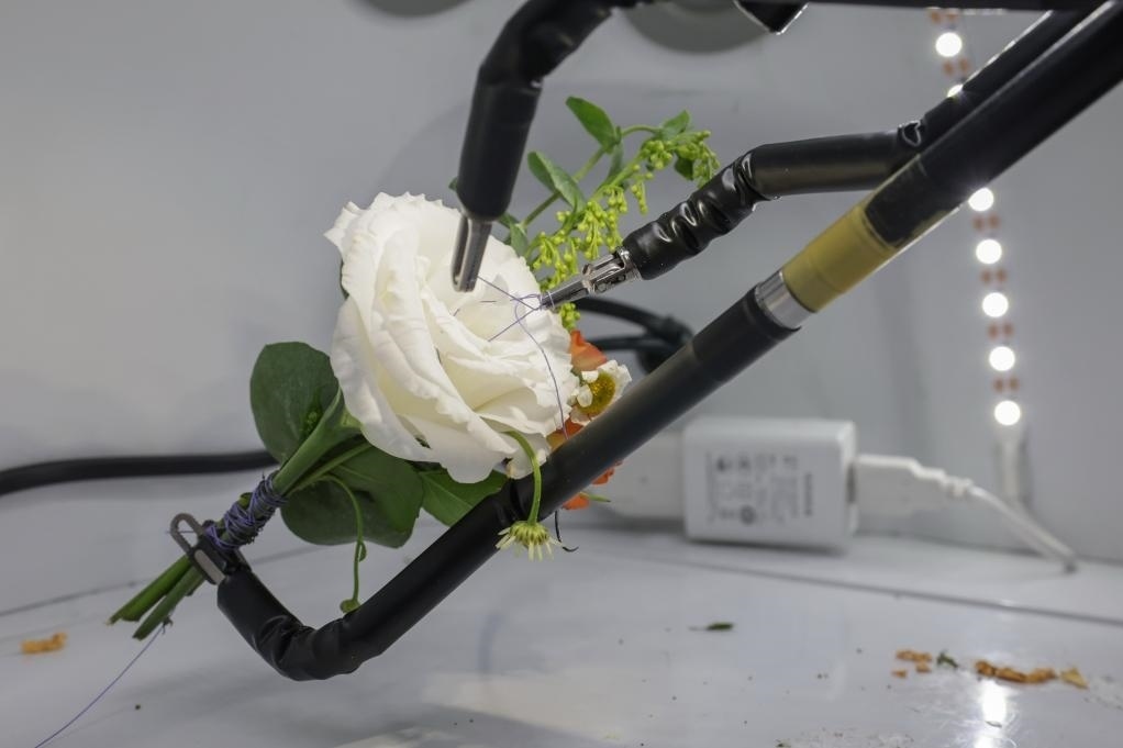 9月4日，在服貿會首鋼園區(qū)北京友誼醫(yī)院展臺，圖邁單臂腔鏡手術機器人用手術線打結。新華社記者 張玉薇 攝