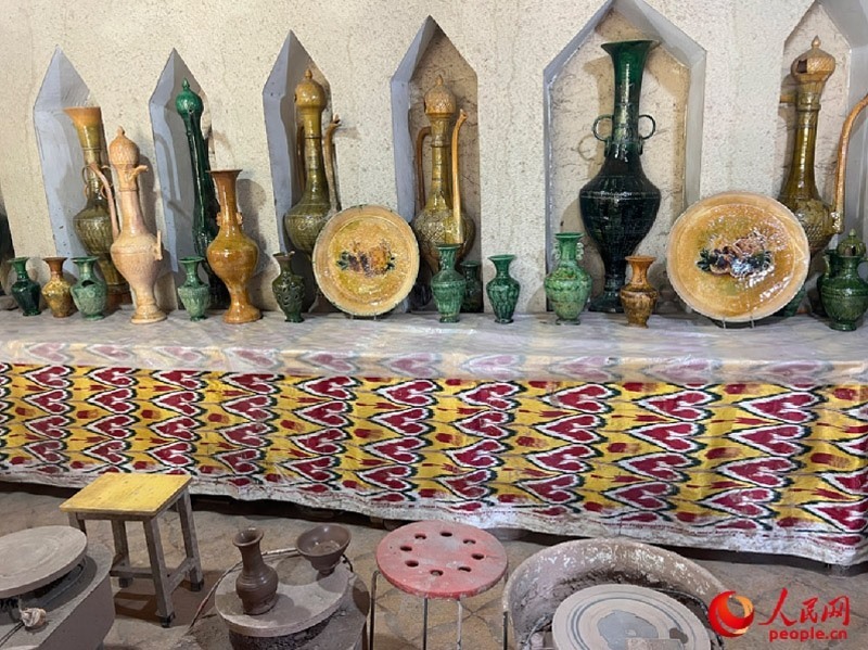 游客制作土陶體驗區(qū)。人民網記者 常雪梅攝