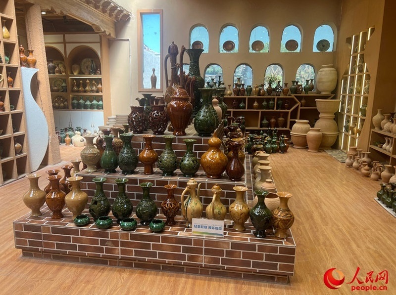 土陶展覽館內展示的精美土陶制品。人民網記者 常雪梅攝