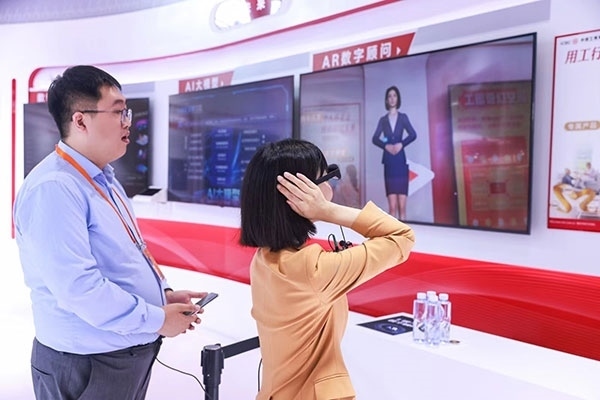 在工商銀行展臺，數(shù)字員工“工曉伴”與觀展游客互動。受訪者供圖