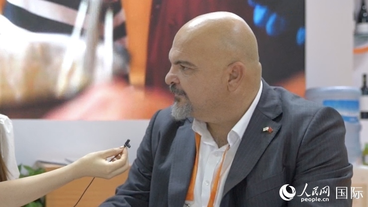 塞浦路斯首席經(jīng)濟(jì)商務(wù)參贊歐陽路接受記者采訪。人民網(wǎng) 王禹蘅攝