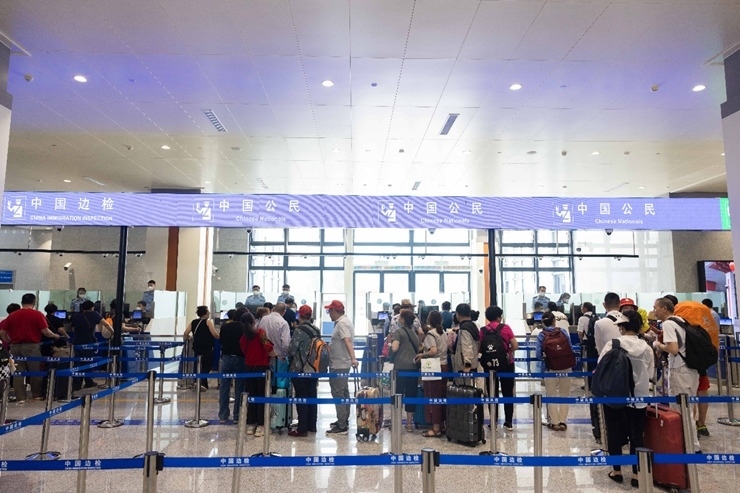 乘坐中老鐵路國(guó)際旅客列車(chē)的旅客在磨憨邊檢大廳排隊(duì)候檢。黃遠(yuǎn)飛 攝