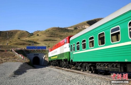 2016年8月24日，塔吉克斯坦“瓦赫達特-亞灣”鐵路通車。這是絲綢之路經(jīng)濟帶框架下首個開工并建成的鐵路項目，具標志性意義。圖為火車進入由中鐵十九局集團有限公司承建的隧道。文龍杰 攝