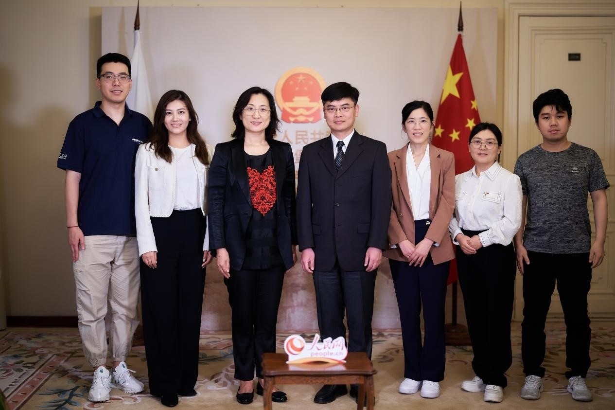 中國(guó)駐圣彼得堡副總領(lǐng)事張曉慶（左四）與人民網(wǎng)記者合影。