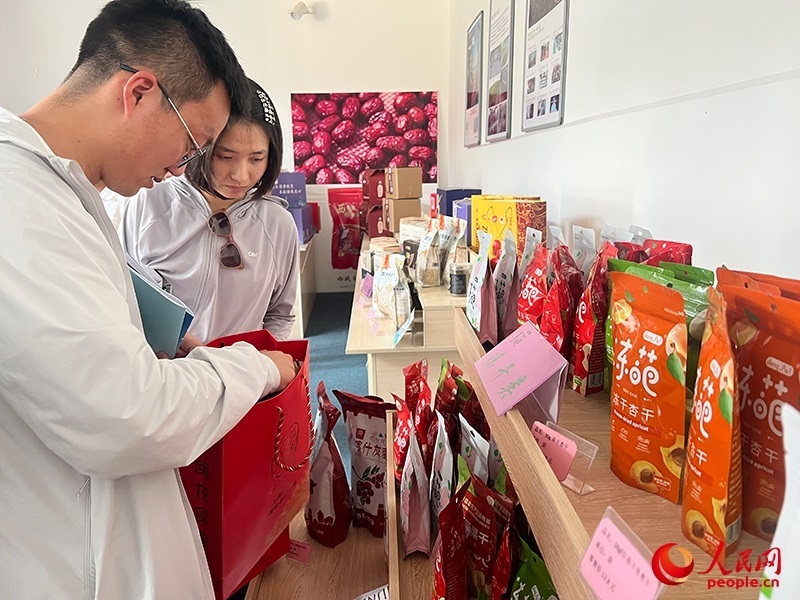 消費(fèi)者在選購產(chǎn)品。人民網(wǎng)記者 常雪梅攝