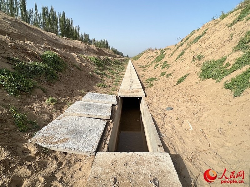 打開蓋板，可見水在寬一米、深一米的渠道內(nèi)暢通流過。人民網(wǎng)記者 常雪梅攝