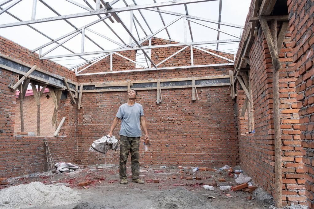 近日，在黑龍江省尚志市老街基鄉(xiāng)基豐村，村民劉環(huán)茂查看新建的房屋。新華社記者 謝劍飛 攝