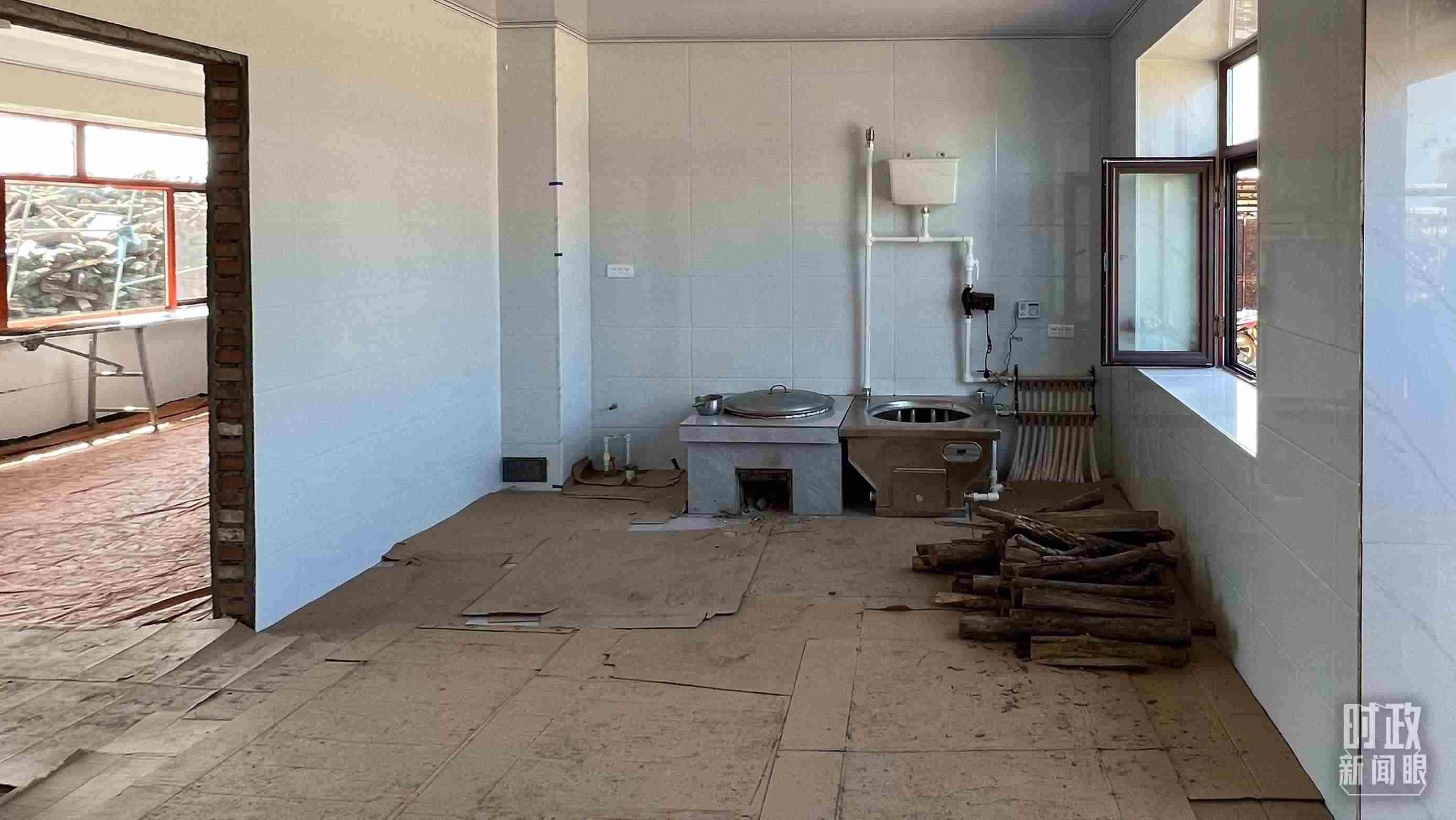 △龍王廟村內(nèi)，受災(zāi)房屋內(nèi)部正在進行翻修。（總臺央視記者邢彬拍攝）