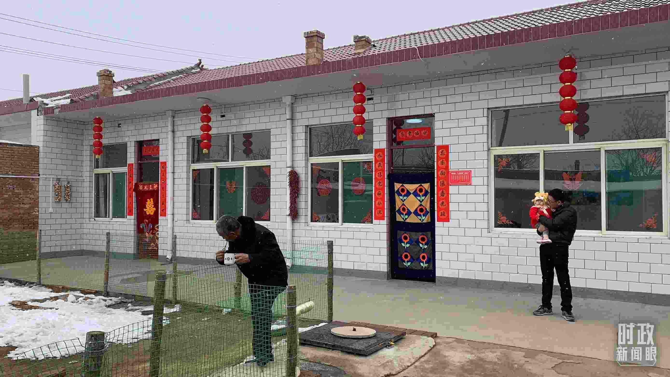 △ 當年春節(jié)來臨之前，馮南垣村受災(zāi)村民全部搬進了新家。（總臺央視記者段德文拍攝）