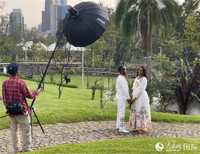 一對(duì)新人在友誼廣場(chǎng)拍照。人民網(wǎng)記者 趙艷紅攝