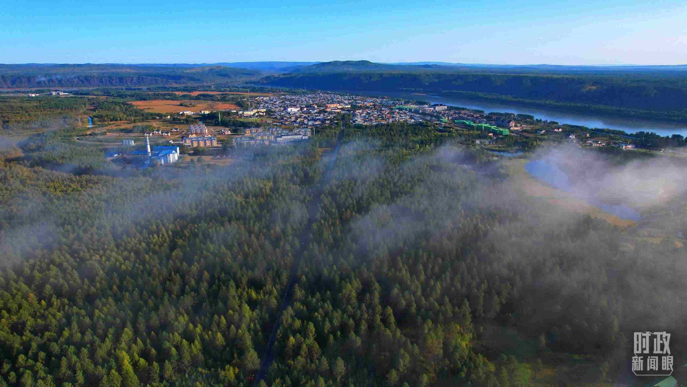 △薄霧籠罩的漠河林場(chǎng)。（總臺(tái)央視記者范凱拍攝）