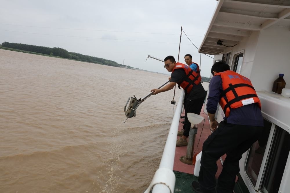 2023年6月29日，調(diào)水調(diào)沙期間，黃河下游利津水文站工作人員在進(jìn)行取沙作業(yè)。新華社記者 劉詩(shī)平 攝